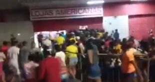 Americanas tem grades derrubadas e confusão por salgadinho durante Black Friday