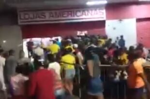 Americanas tem grades derrubadas e confusão por salgadinho durante Black Friday