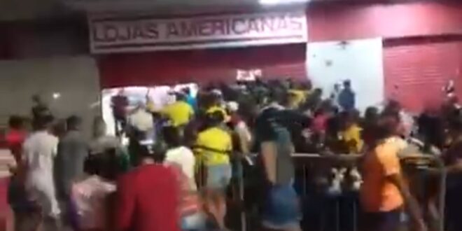 Americanas tem grades derrubadas e confusão por salgadinho durante Black Friday