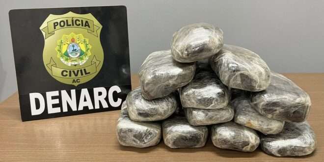 Após denúncia anônima, polícia apreende 12 kg de cocaína em ônibus que saiu de Cruzeiro do Sul