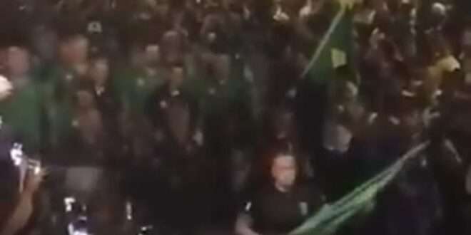 Integralistas desfilam pelas ruas de Santa Catarina cantando "o Brasil é nosso"
