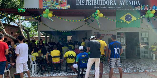 Distribuidoras de Mâncio Lima lotam na estreia do Brasil na Copa do Mundo