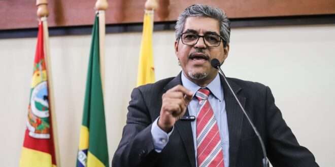 Edvaldo Magalhães sai em defesa dos trabalhadores provisórios da Educação, ameaçados por ação movida por Gladson