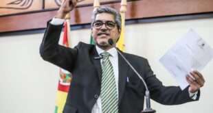 Edvaldo Magalhães quer explicações de Aberson Carvalho sobre compra de kits de livros e plataforma para Enem