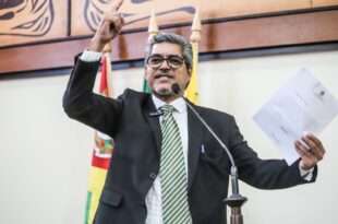 Edvaldo Magalhães quer explicações de Aberson Carvalho sobre compra de kits de livros e plataforma para Enem