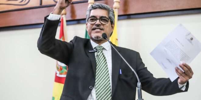 Edvaldo Magalhães quer explicações de Aberson Carvalho sobre compra de kits de livros e plataforma para Enem