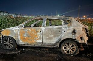 Homens tocam fogo em carro em via pública da capital