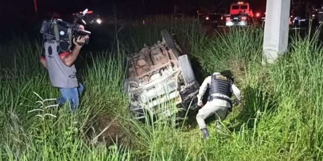 Em Rio Branco, homem perde o controle do carro e capota
