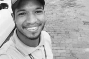 Motoristas de aplicativo protestam em frente delegacia após morte de colega