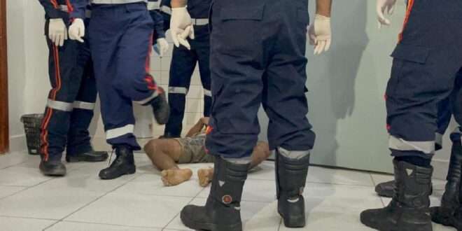Homem é achado morto no banheiro de delegacia depois de ter sido preso e liberado na capital