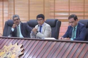 Presidente em exercício da Aleac Jenilson Leite, recebe cadastro de reserva da Polícia Civil no plenário