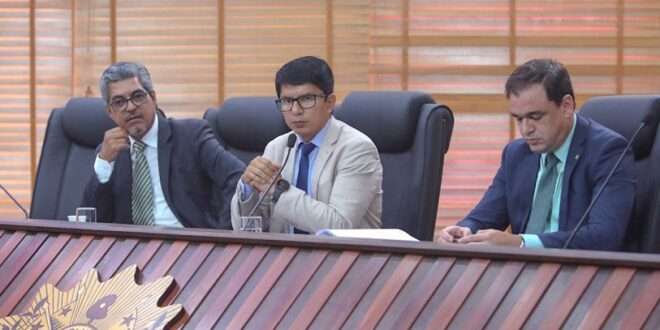 Presidente em exercício da Aleac Jenilson Leite, recebe cadastro de reserva da Polícia Civil no plenário