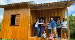 Prefeito de Marechal Thaumaturgo é o primeiro a entregar casas e contratos de concessão de uso