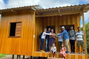 Prefeito de Marechal Thaumaturgo é o primeiro a entregar casas e contratos de concessão de uso