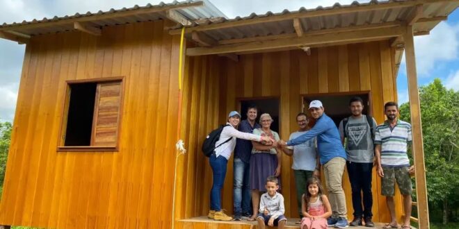 Prefeito de Marechal Thaumaturgo é o primeiro a entregar casas e contratos de concessão de uso