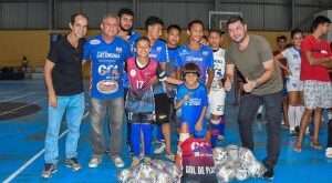 Prefeitura de Cruzeiro do Sul entrega kits para escolinhas de futebol