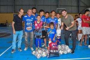 Prefeitura de Cruzeiro do Sul entrega kits para escolinhas de futebol