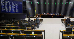 Deputados gastam mais que patrimônio em campanha