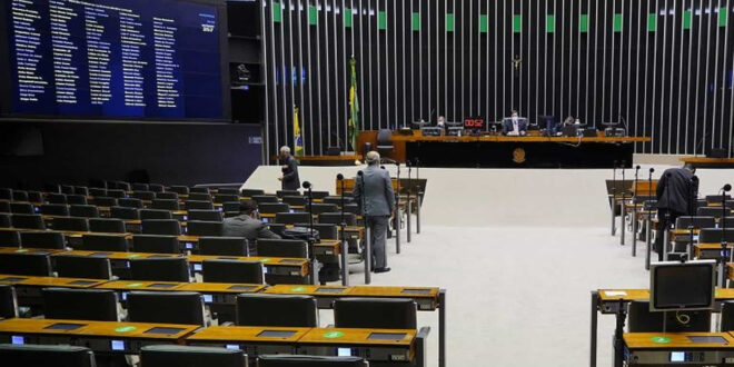 Deputados gastam mais que patrimônio em campanha