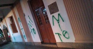 Centro de Formação Paulo Freire é pichado com suásticas e palavra 'mito' em PE