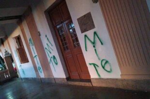 Centro de Formação Paulo Freire é pichado com suásticas e palavra 'mito' em PE