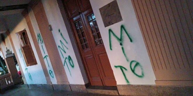 Centro de Formação Paulo Freire é pichado com suásticas e palavra 'mito' em PE
