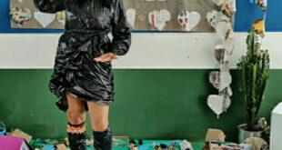 Em Porto Walter vereadora posa com roupa de saco de lixo