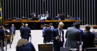 Câmara aprova em dois turnos PEC que viabiliza pagamento do piso da enfermagem; acompanhe