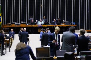 Câmara aprova em dois turnos PEC que viabiliza pagamento do piso da enfermagem; acompanhe