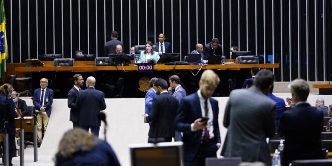 Câmara aprova em dois turnos PEC que viabiliza pagamento do piso da enfermagem; acompanhe