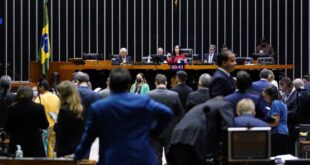 Câmara pode votar nesta quinta-feira projeto que assegura direitos ao deficiente auditivo unilateral