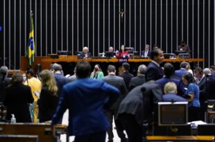 Câmara pode votar nesta quinta-feira projeto que assegura direitos ao deficiente auditivo unilateral