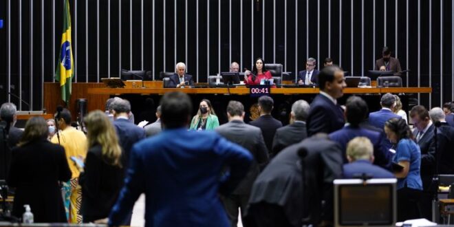Câmara pode votar nesta quinta-feira projeto que assegura direitos ao deficiente auditivo unilateral