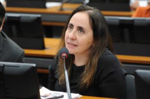 Comissão aprova inclusão de planejamento familiar em políticas para jovens
