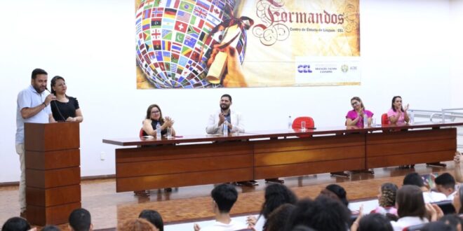 Educação do Estado forma 697 alunos do Centro de Línguas