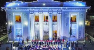 Cantata de Natal emociona dezenas de famílias em frente ao Palácio Rio Branco