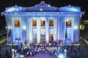 Cantata de Natal emociona dezenas de famílias em frente ao Palácio Rio Branco