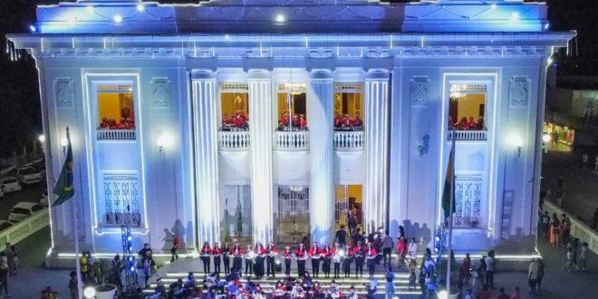 Cantata de Natal emociona dezenas de famílias em frente ao Palácio Rio Branco