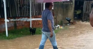 Mais de 130 mm de chuva caíram sobre Rio Branco em poucas horas, segundo a Defesa Civil