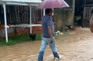 Mais de 130 mm de chuva caíram sobre Rio Branco em poucas horas, segundo a Defesa Civil
