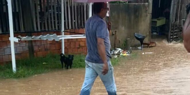 Mais de 130 mm de chuva caíram sobre Rio Branco em poucas horas, segundo a Defesa Civil