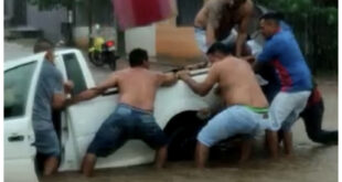 Igarapé alagou sob forte chuva e quase "engoliu" carros, em Rio Branco