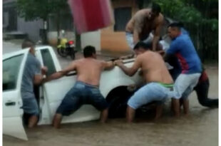 Igarapé alagou sob forte chuva e quase "engoliu" carros, em Rio Branco