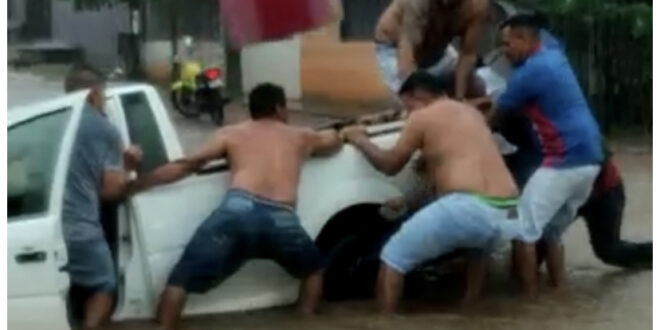 Igarapé alagou sob forte chuva e quase "engoliu" carros, em Rio Branco