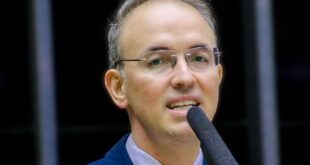 Em último discurso  Leo de Brito celebra retomada da democracia com vitória de Lula