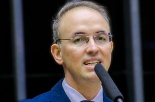 Em último discurso  Leo de Brito celebra retomada da democracia com vitória de Lula