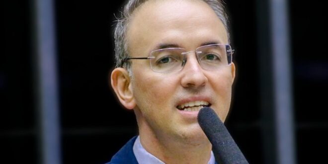 Em último discurso  Leo de Brito celebra retomada da democracia com vitória de Lula
