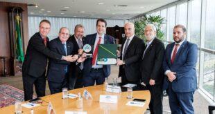 Leo de Brito entrega prêmio Transparência e Fiscalização Pública à ministro Alexandre de Moraes