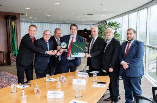 Leo de Brito entrega prêmio Transparência e Fiscalização Pública à ministro Alexandre de Moraes