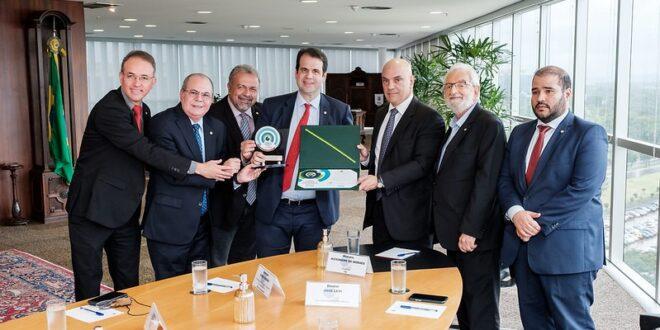Leo de Brito entrega prêmio Transparência e Fiscalização Pública à ministro Alexandre de Moraes